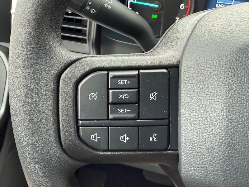 Ford Super Duty F-250 SRW Vehicle Full-screen Gallery Image 9