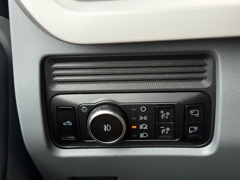 Ford Super Duty F-250 SRW Vehicle Full-screen Gallery Image 12