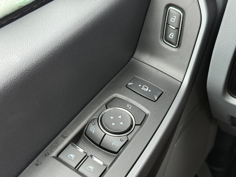 Ford Super Duty F-250 SRW Vehicle Full-screen Gallery Image 14