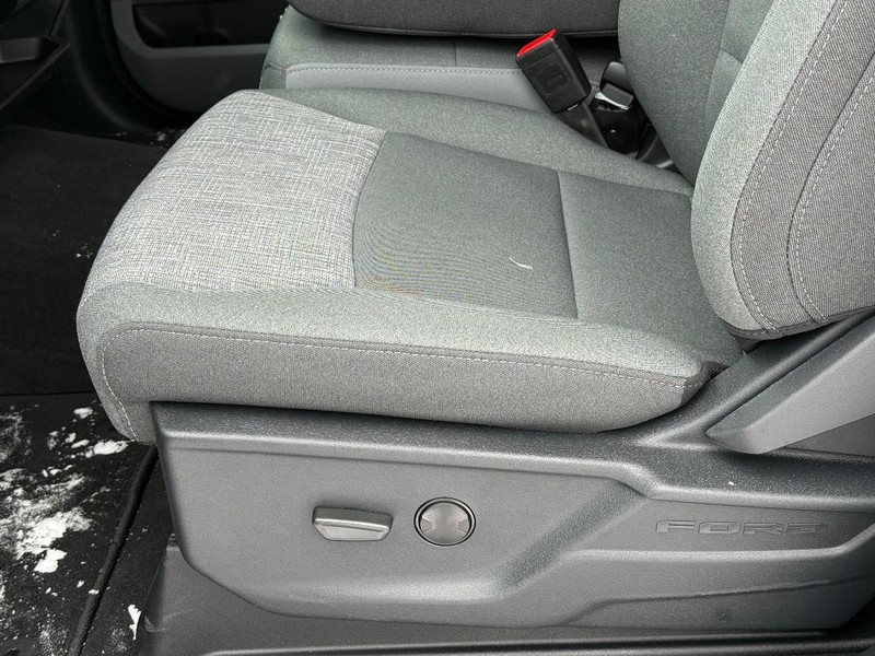 Ford Super Duty F-250 SRW Vehicle Full-screen Gallery Image 15