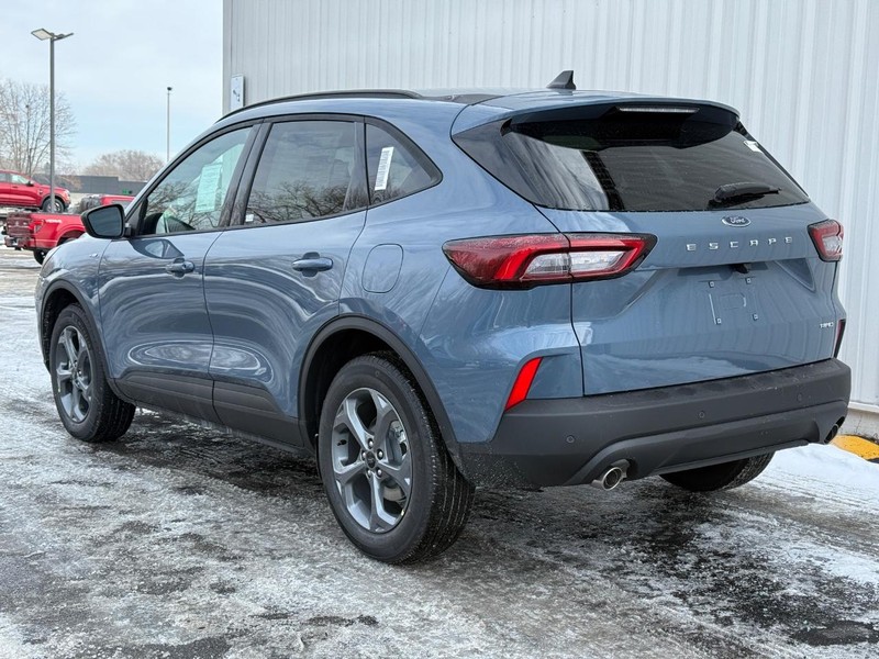 Ford Escape Vehicle Full-screen Gallery Image 3