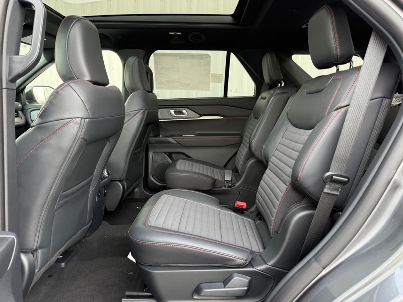 Ford Explorer Vehicle Full-screen Gallery Image 6