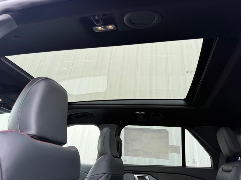 Ford Explorer Vehicle Full-screen Gallery Image 7