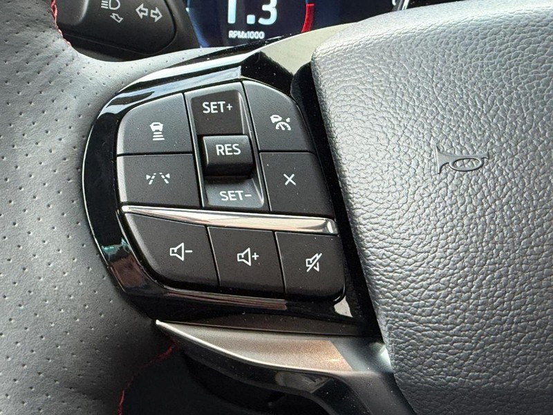 Ford Explorer Vehicle Full-screen Gallery Image 11