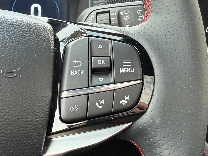 Ford Explorer Vehicle Full-screen Gallery Image 12