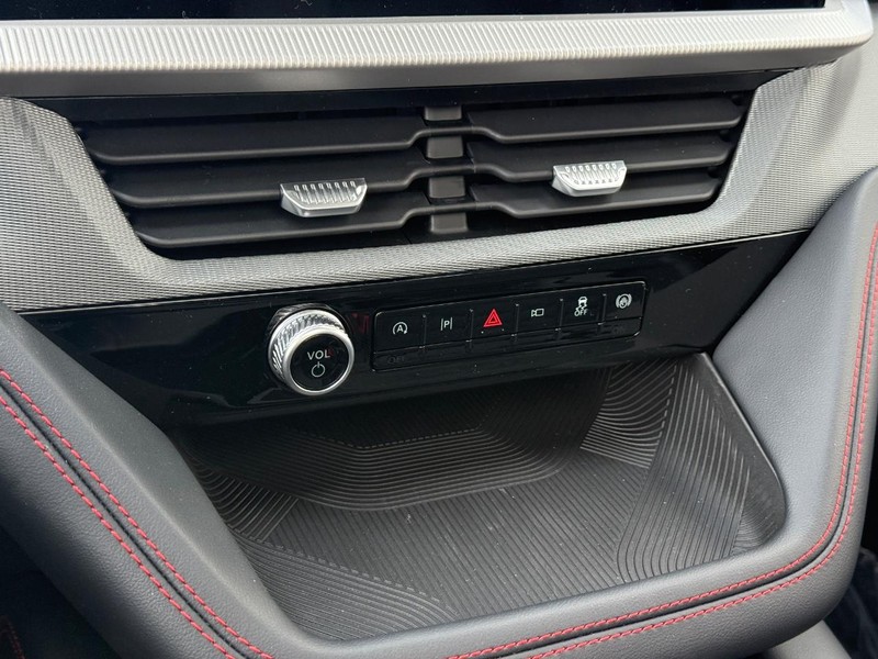 Ford Explorer Vehicle Full-screen Gallery Image 16