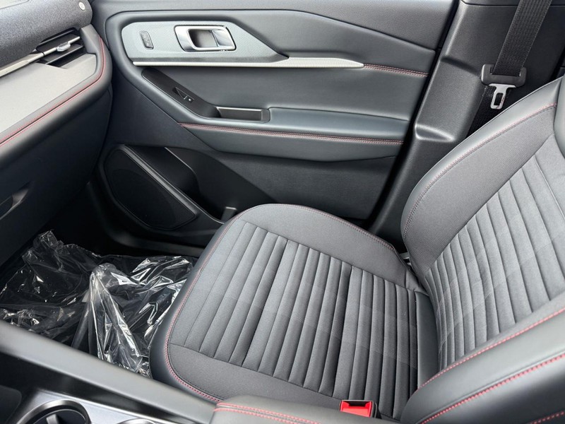 Ford Explorer Vehicle Full-screen Gallery Image 18