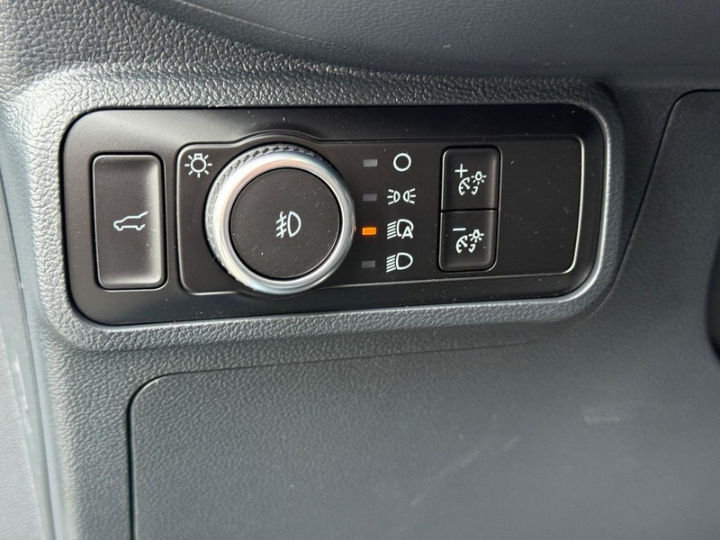 Ford Explorer Vehicle Full-screen Gallery Image 19