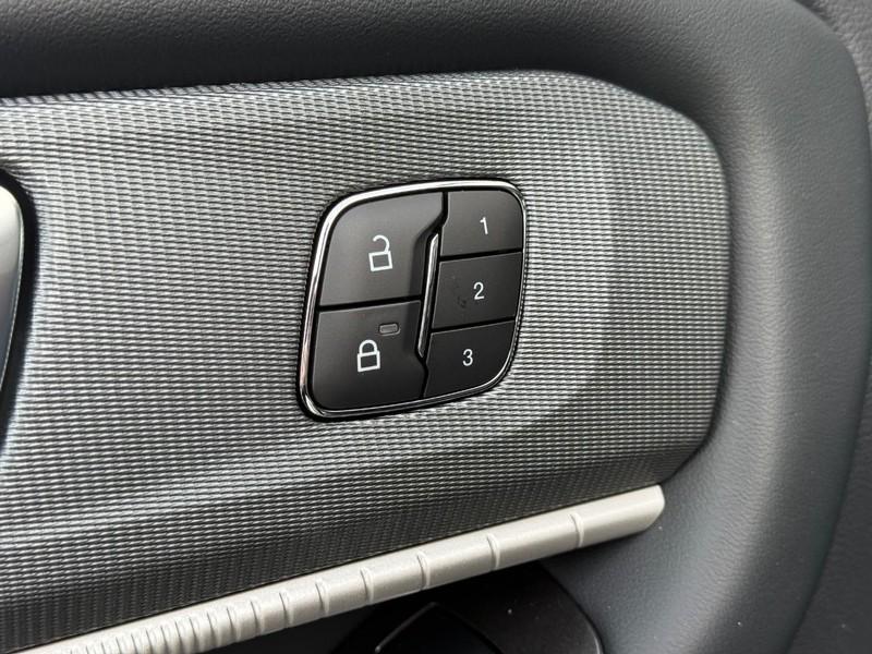 Ford Explorer Vehicle Full-screen Gallery Image 20