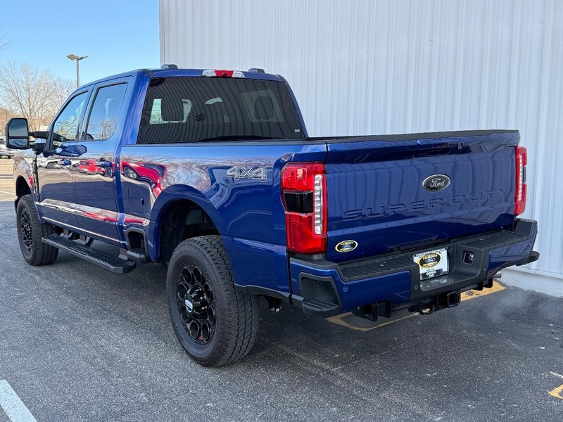 Ford Super Duty F-350 SRW Vehicle Full-screen Gallery Image 3