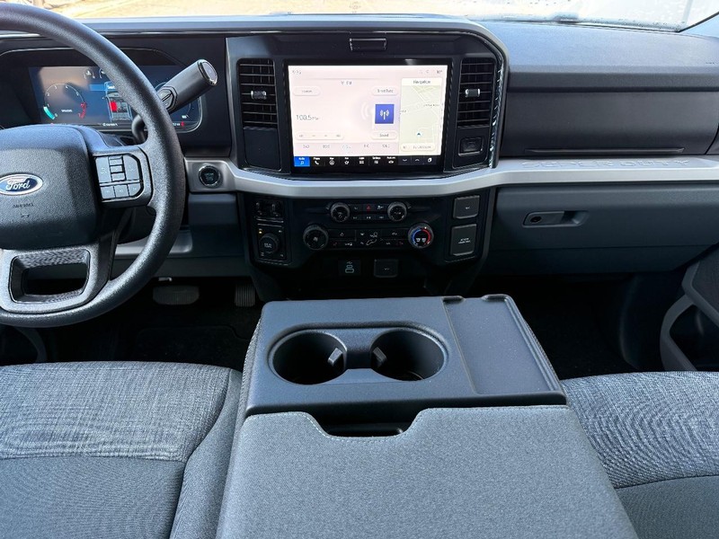 Ford Super Duty F-350 SRW Vehicle Full-screen Gallery Image 6