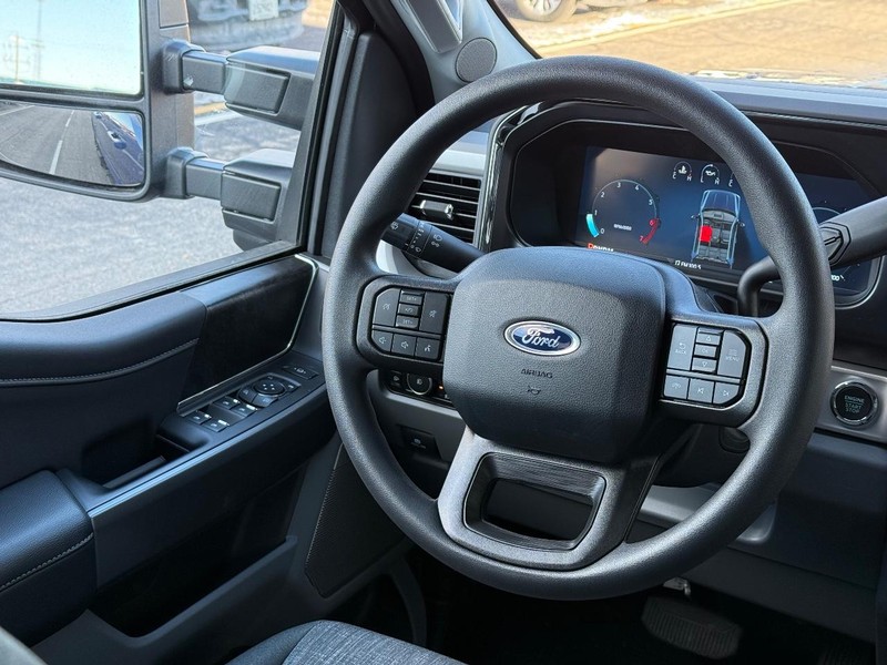 Ford Super Duty F-350 SRW Vehicle Full-screen Gallery Image 8