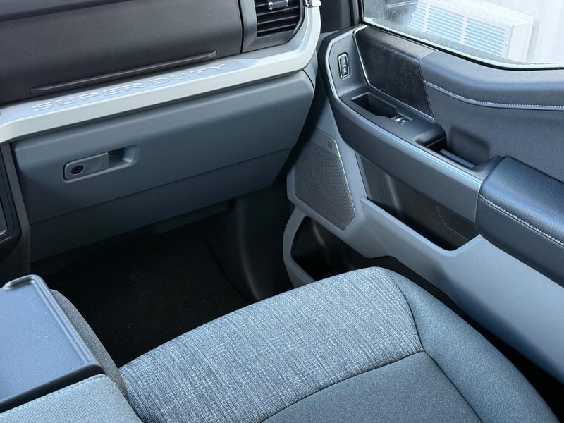 Ford Super Duty F-350 SRW Vehicle Full-screen Gallery Image 9