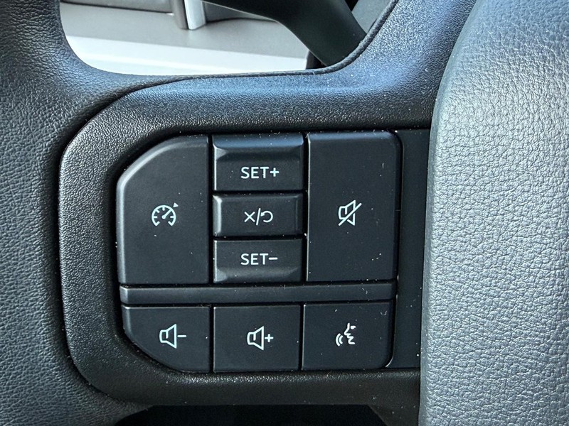 Ford Super Duty F-350 SRW Vehicle Full-screen Gallery Image 10