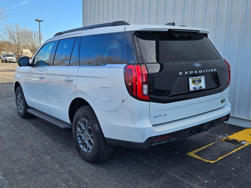 Ford Expedition Vehicle Full-screen Gallery Image 3