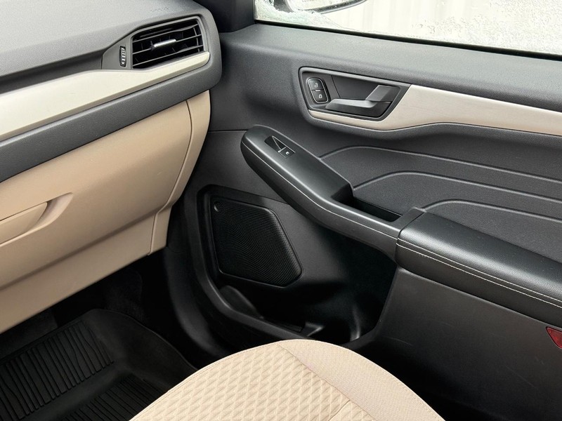 Ford Escape Vehicle Full-screen Gallery Image 14