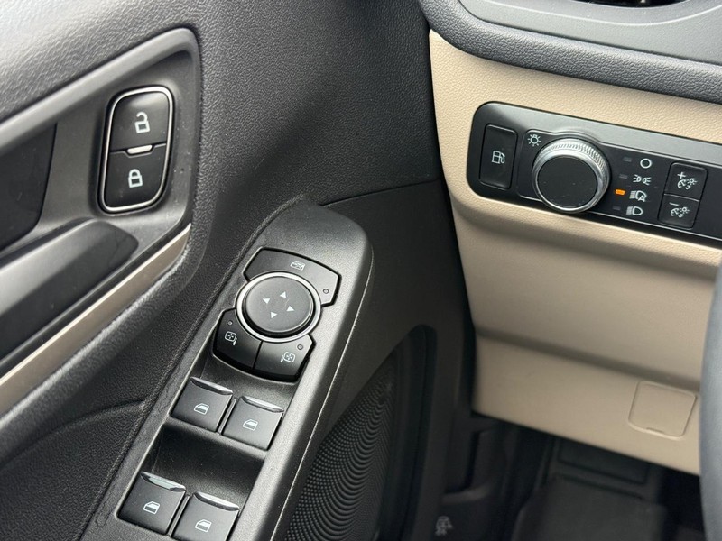 Ford Escape Vehicle Full-screen Gallery Image 20