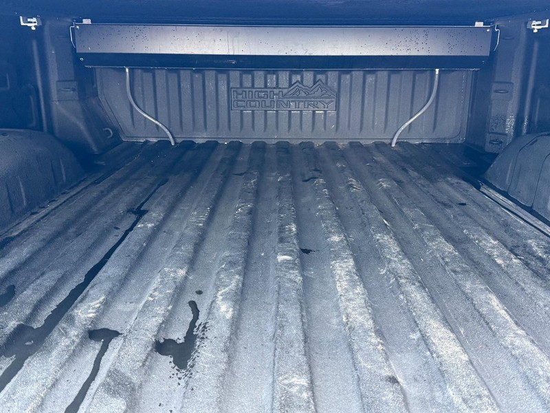 Chevrolet Silverado 2500HD Vehicle Full-screen Gallery Image 05