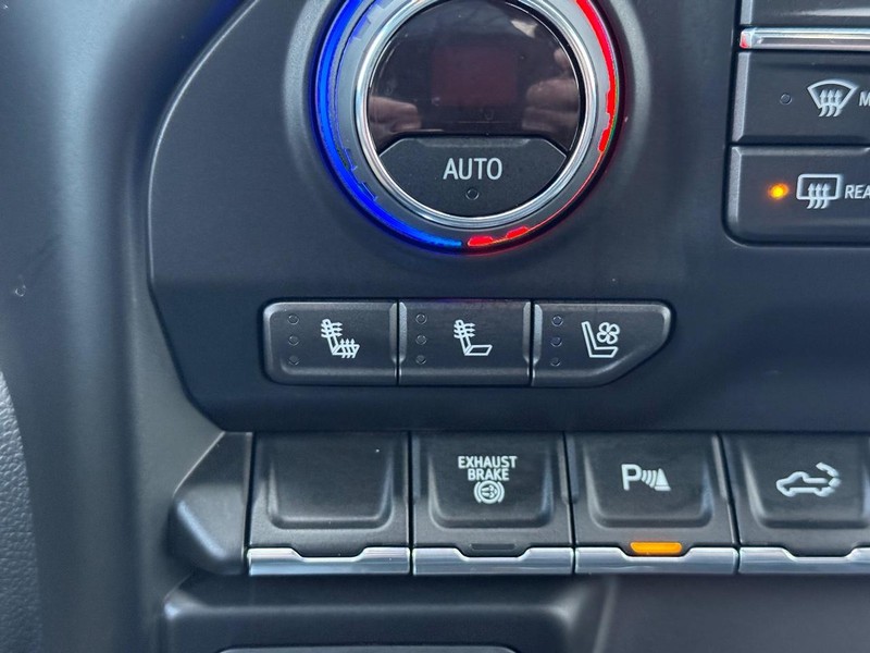 Chevrolet Silverado 2500HD Vehicle Full-screen Gallery Image 19