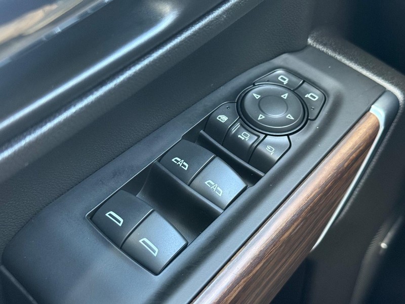 Chevrolet Silverado 2500HD Vehicle Full-screen Gallery Image 20