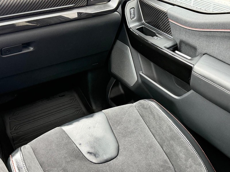 Ford F-150 Vehicle Full-screen Gallery Image 14