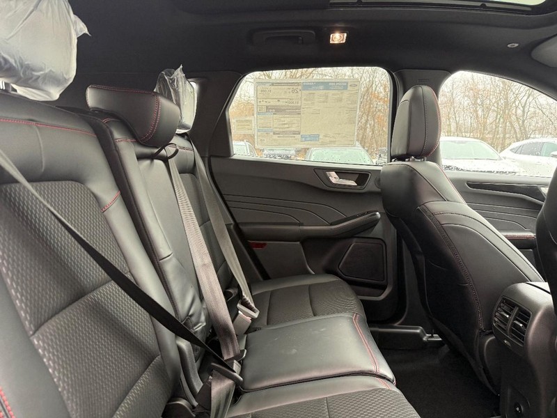 Ford Escape Vehicle Full-screen Gallery Image 5