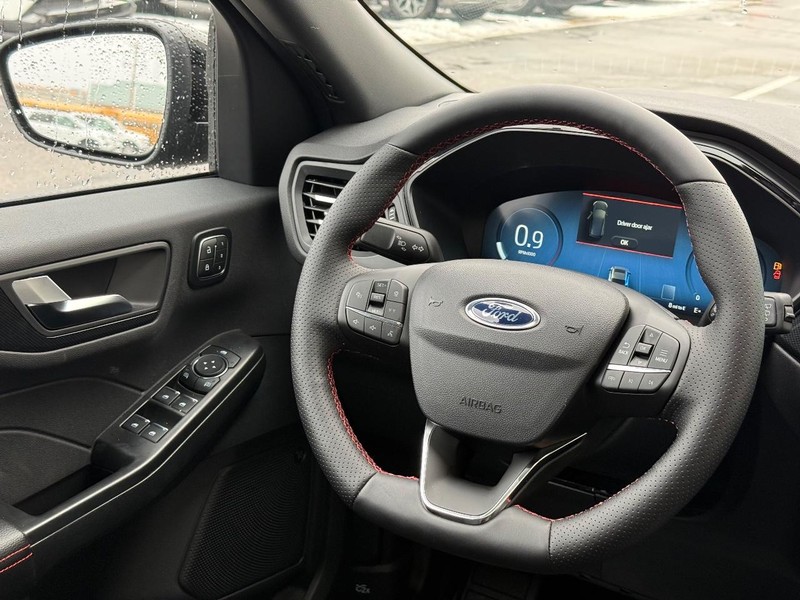Ford Escape Vehicle Full-screen Gallery Image 9