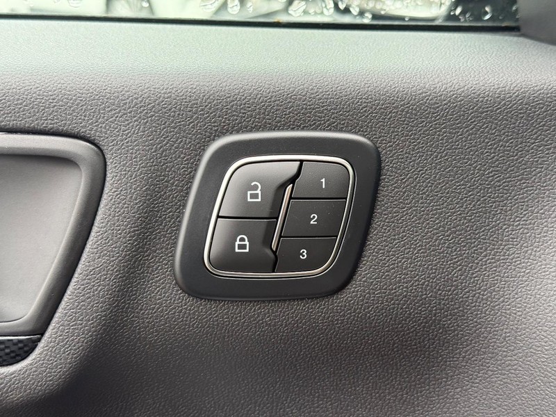 Ford Escape Vehicle Full-screen Gallery Image 11