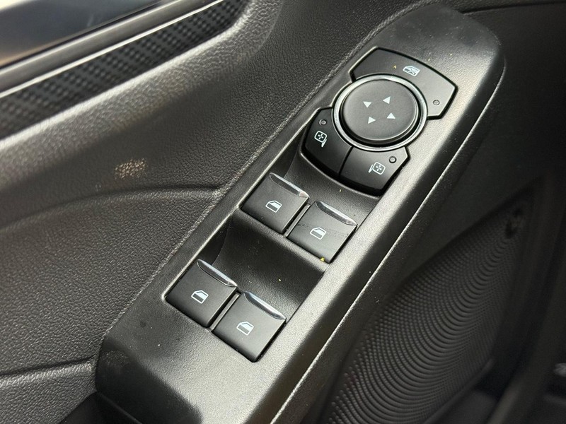 Ford Escape Vehicle Full-screen Gallery Image 16