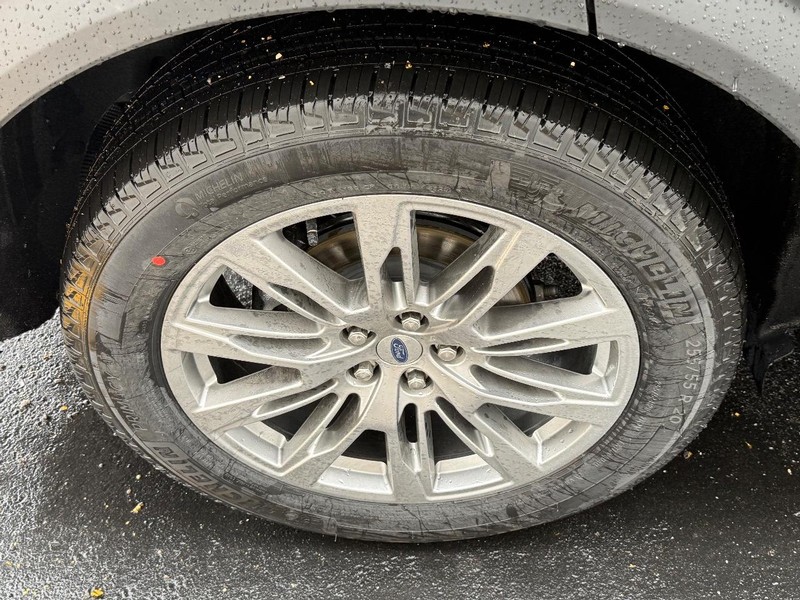 Ford Explorer Vehicle Full-screen Gallery Image 4