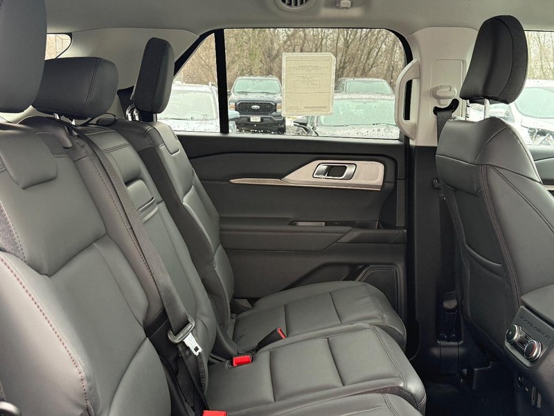 Ford Explorer Vehicle Full-screen Gallery Image 6