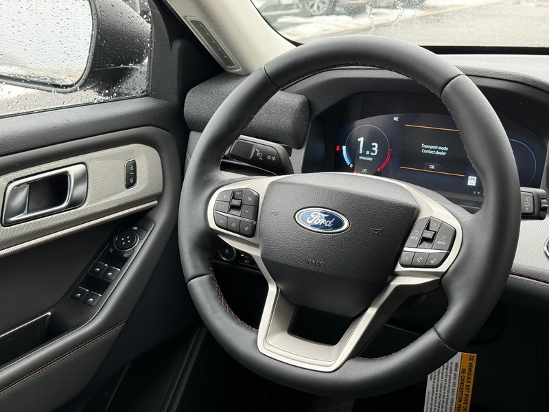 Ford Explorer Vehicle Full-screen Gallery Image 9