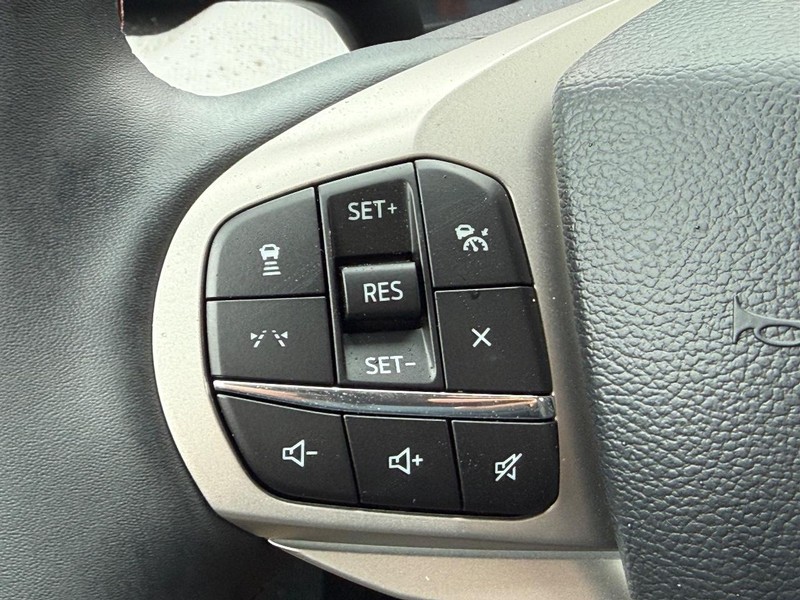 Ford Explorer Vehicle Full-screen Gallery Image 12