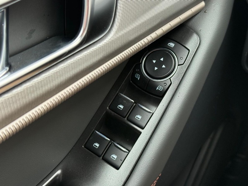 Ford Explorer Vehicle Full-screen Gallery Image 16