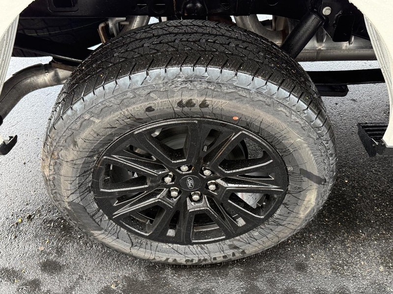 Ford F-150 Vehicle Full-screen Gallery Image 4