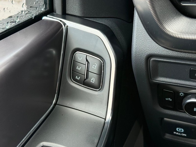 Ford F-150 Vehicle Full-screen Gallery Image 11