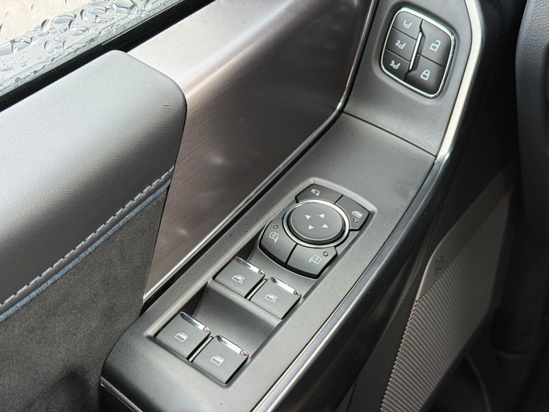 Ford F-150 Vehicle Full-screen Gallery Image 16