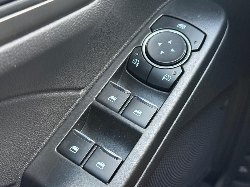 Ford Escape Vehicle Full-screen Gallery Image 16