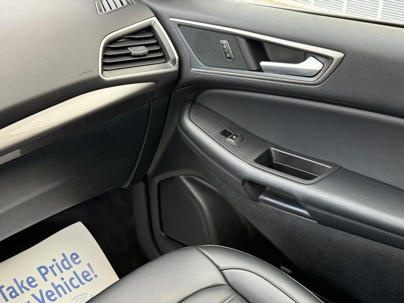 Ford Edge Vehicle Full-screen Gallery Image 14