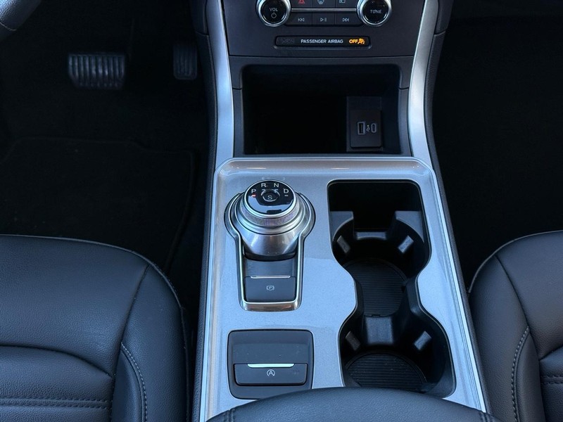 Ford Edge Vehicle Full-screen Gallery Image 12