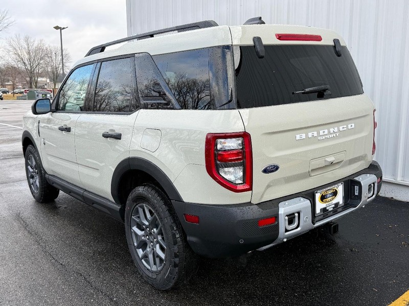 Ford Bronco Sport Vehicle Full-screen Gallery Image 3