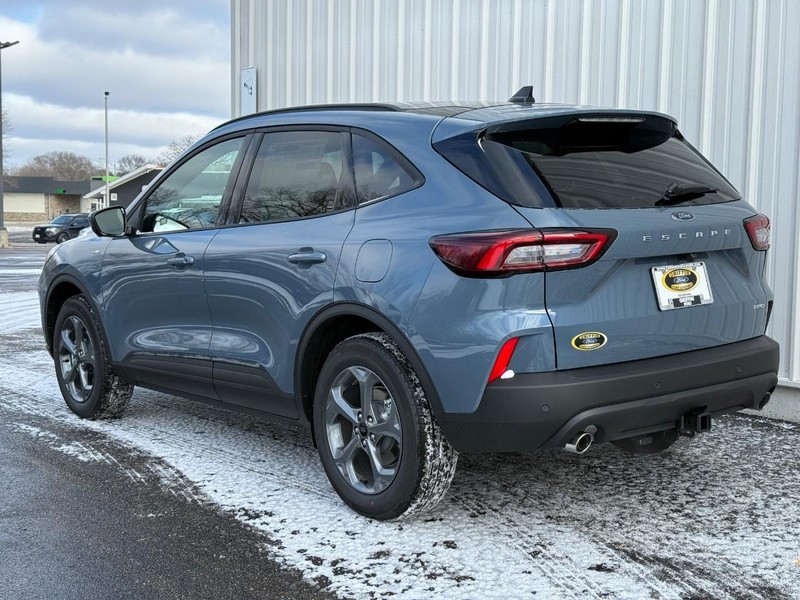 Ford Escape Vehicle Full-screen Gallery Image 3