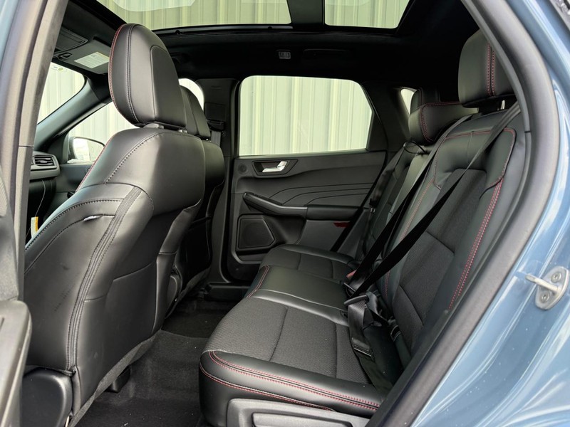 Ford Escape Vehicle Full-screen Gallery Image 5