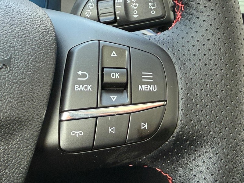 Ford Escape Vehicle Full-screen Gallery Image 10