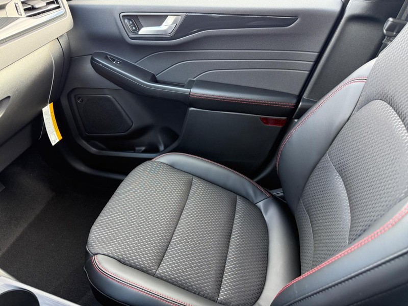 Ford Escape Vehicle Full-screen Gallery Image 15