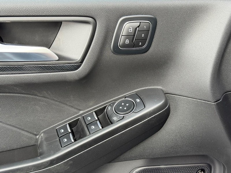 Ford Escape Vehicle Full-screen Gallery Image 17