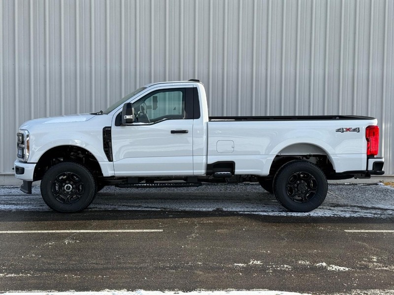 Ford Super Duty F-250 SRW Vehicle Full-screen Gallery Image 2