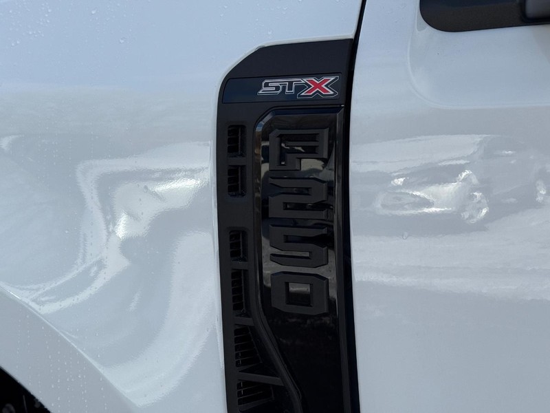 Ford Super Duty F-250 SRW Vehicle Full-screen Gallery Image 5