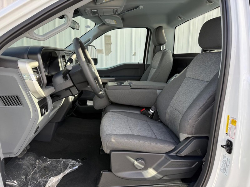 Ford Super Duty F-250 SRW Vehicle Full-screen Gallery Image 6