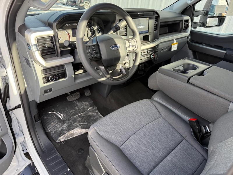 Ford Super Duty F-250 SRW Vehicle Full-screen Gallery Image 7